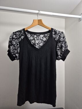 Storm Black V-Neck Tee with White Floral Puff Sleeves